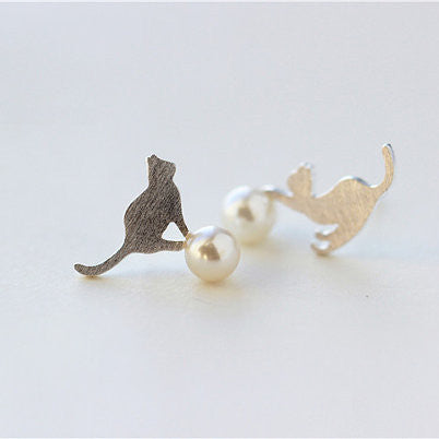 925 Sterling Silver Pearl Cat Playing Ball Silver Stud Earrings